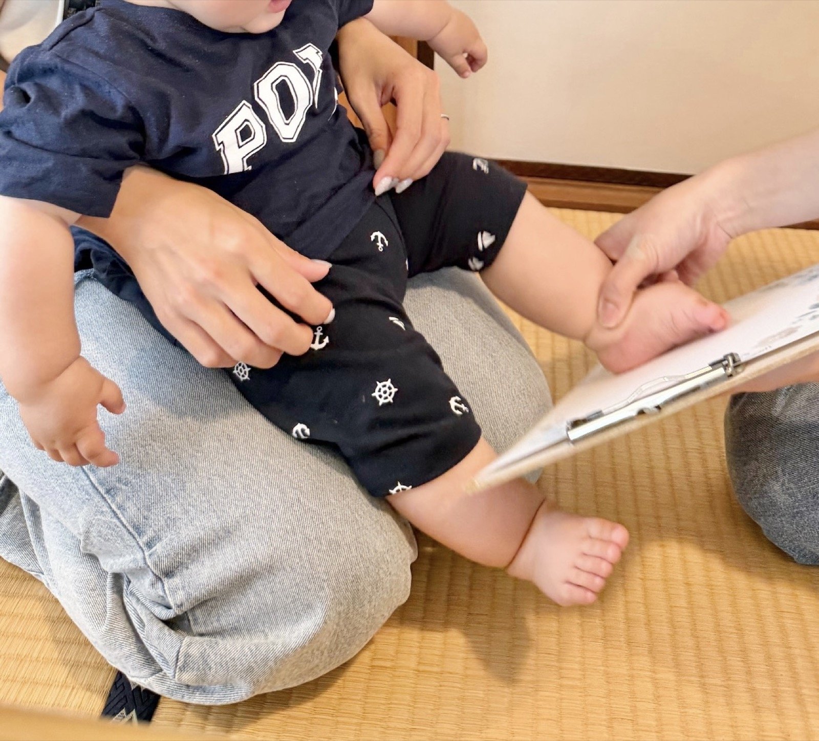 出張先で赤ちゃんの足形を採る様子