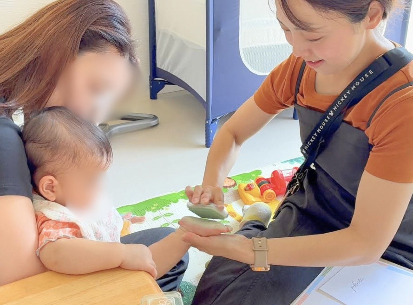講師と親子が一緒に制作する様子
