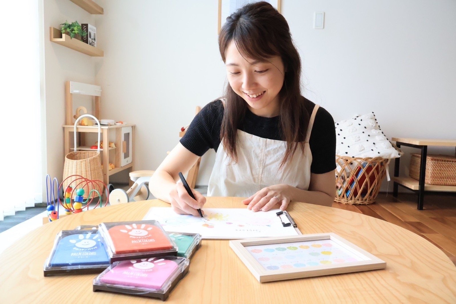 豊川はるかさんが作品を制作する様子